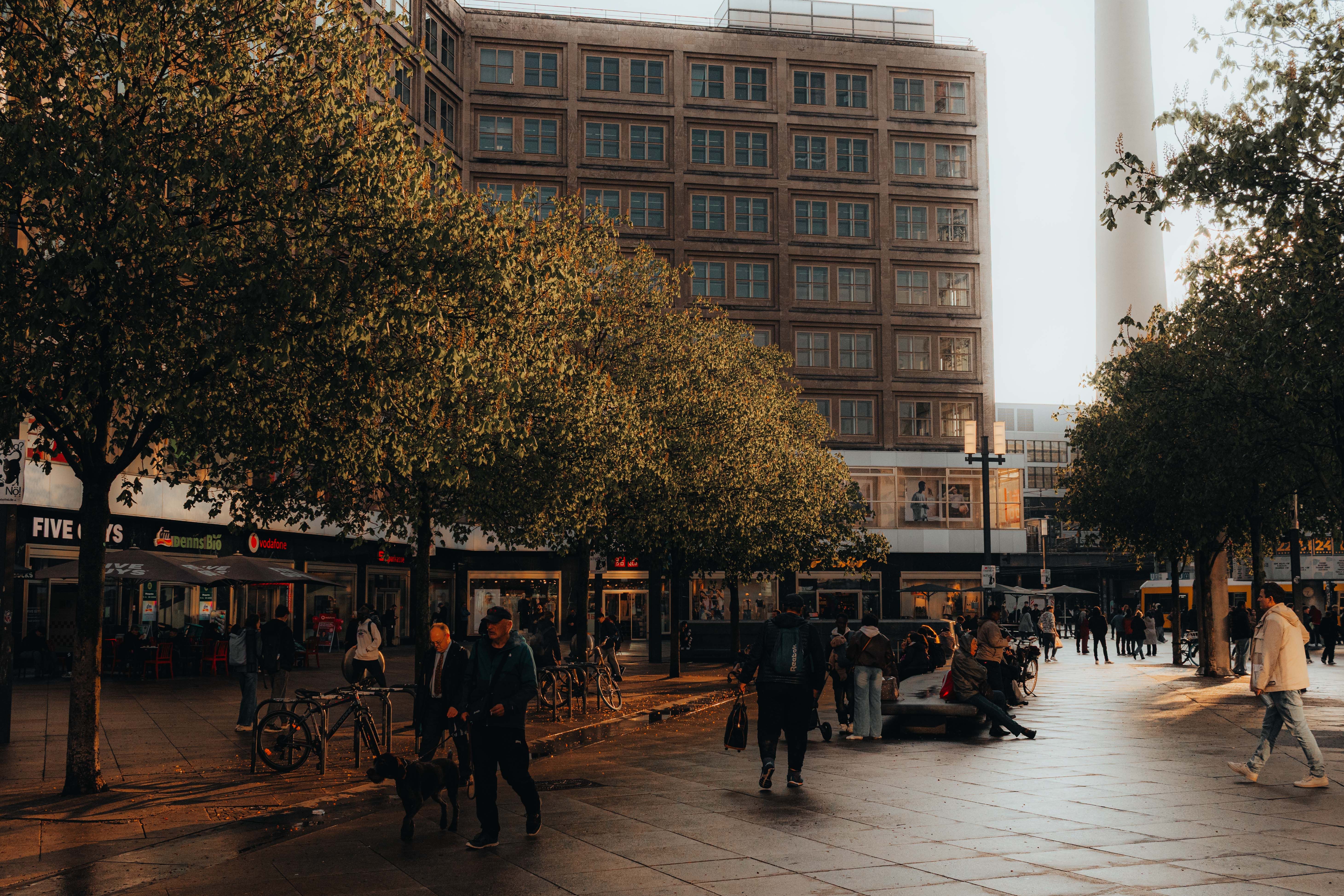 Praça urbana caminhável